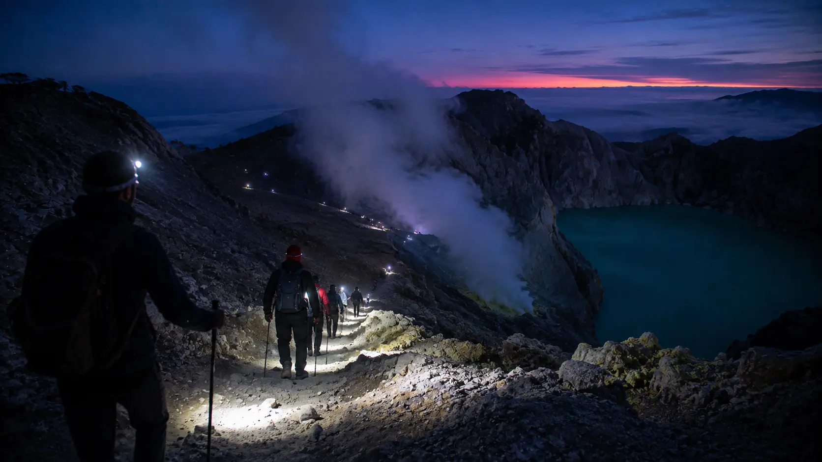 Wisatawan mendaki menuju Kawah Ijen sebelum matahari terbit.