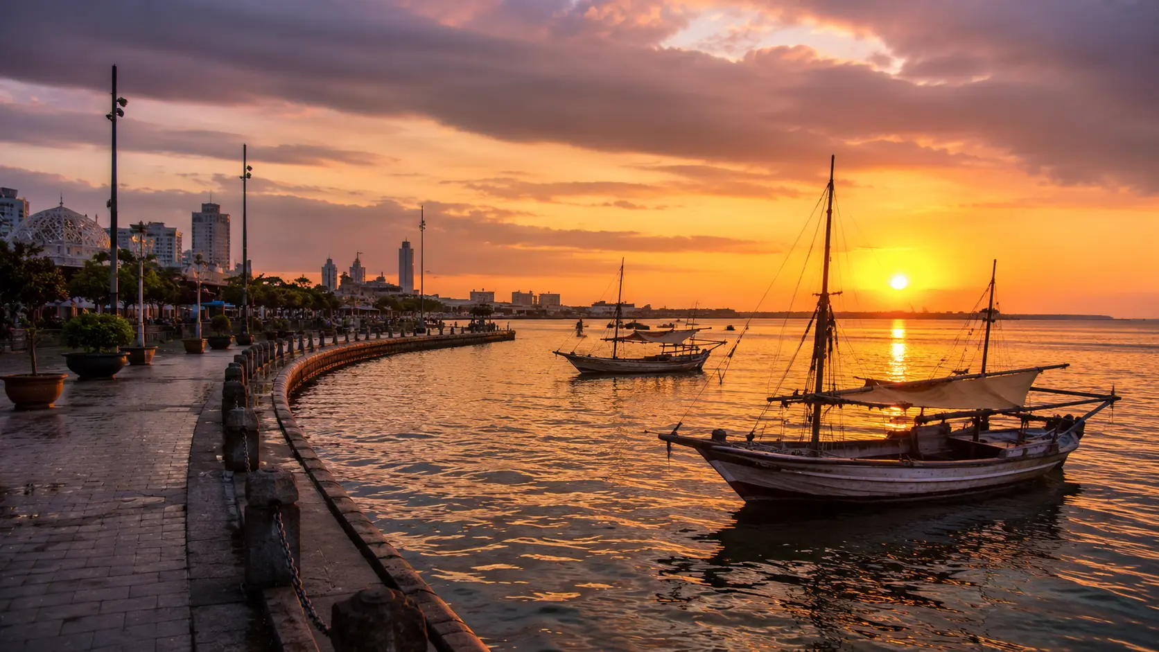 Pemandangan Pantai Losari di Makassar saat matahari terbenam.