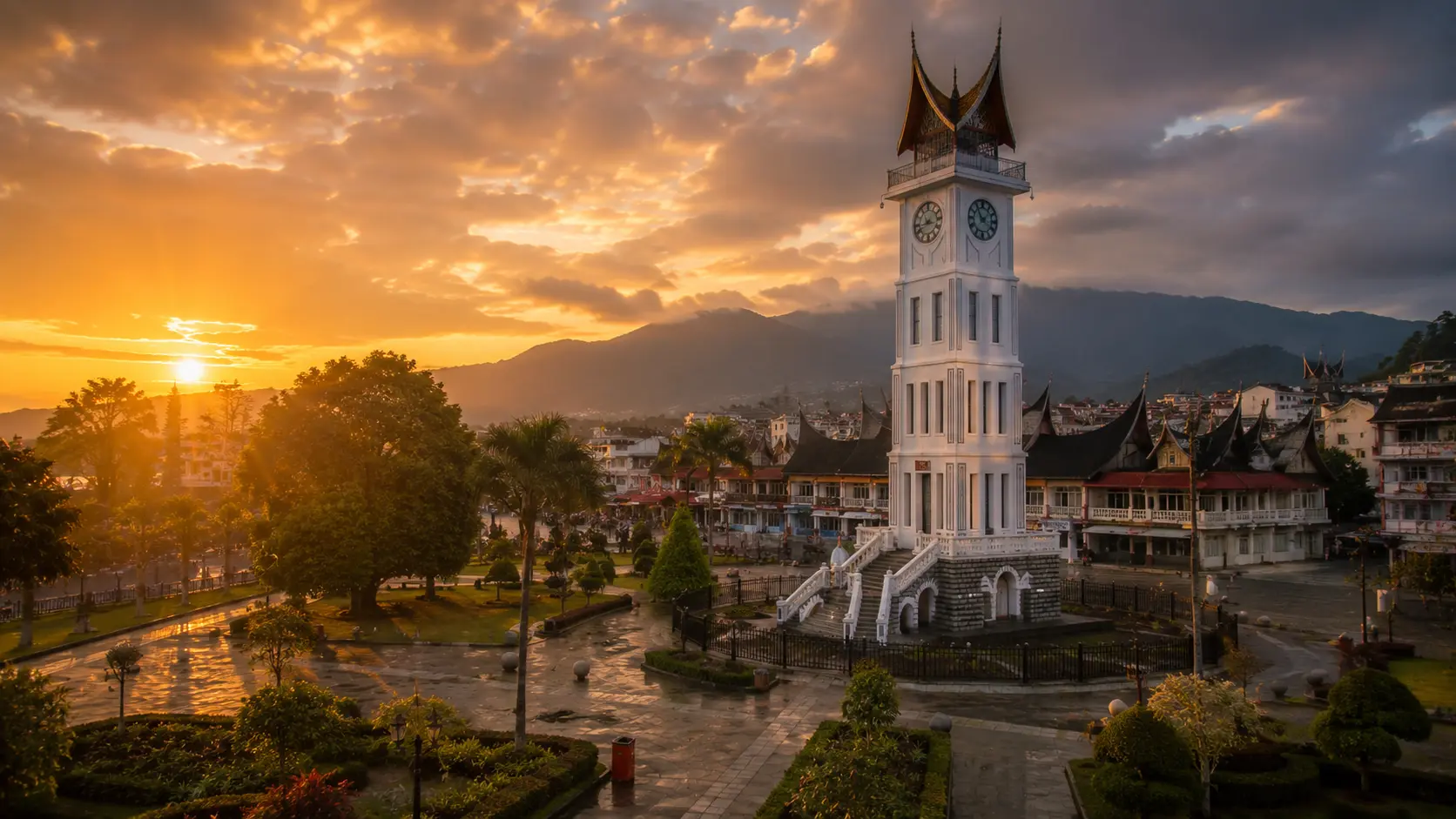 Jam Gadang di Bukittinggi pada suasana sore hari.