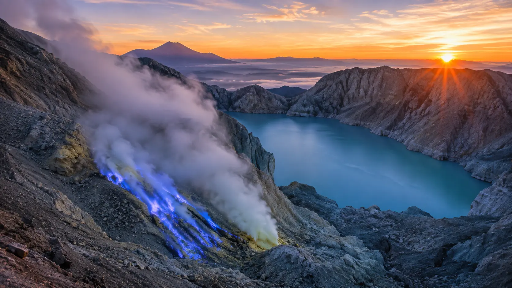 Pemandangan Kawah Ijen di Banyuwangi saat matahari terbit.
